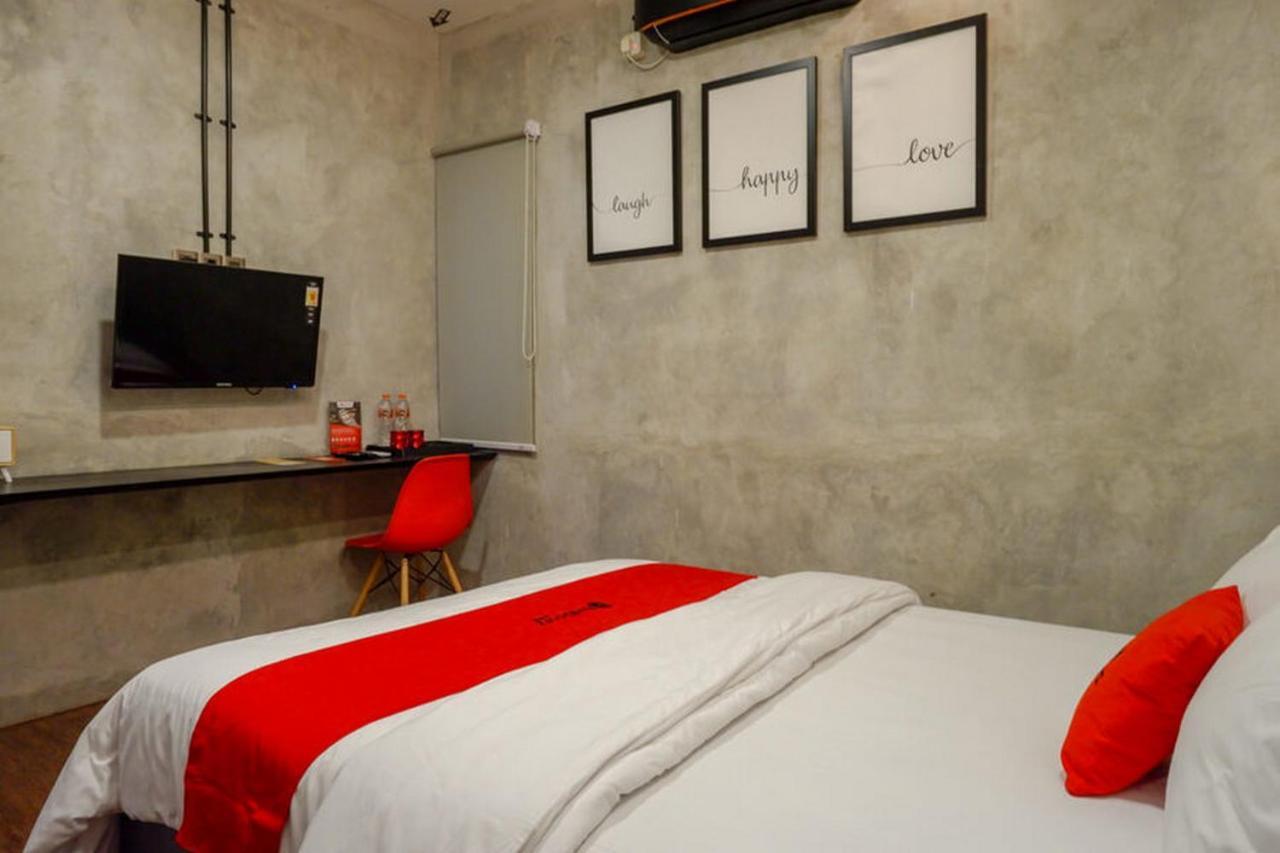 Reddoorz Plus Near Kawasan Sam Poo Kong Semarang Esterno foto